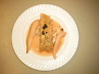 Roqufort-Crepesmit Chicoreesalat und Birnen