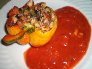 Gefüllte Paprika mit Tomatensauce und Kartoffel-Olivempüree