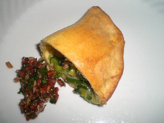 Pikante Teigtaschen mit Tomaten-Schalotten-Vinaigrette