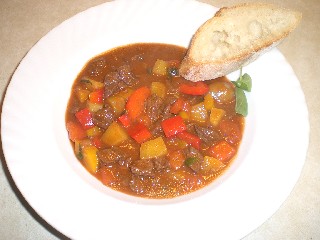 Gulaschsuppe mit Paprika und Kartoffeln