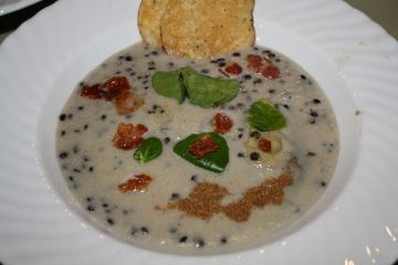 Topinambursuppe mit Belugalinsen