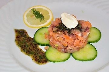Feldsalat mit Lachs-Matjes-Tatar auf Gurke