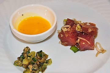 Marinierter Thunfisch mit Eigelb-Dip und Kapern