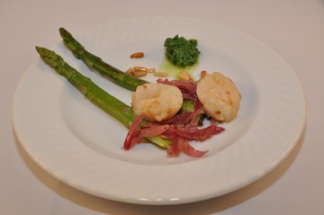 Jakobsmuscheln mit grünem Spargel, Bärlauchpesto und Roten Zwiebeln