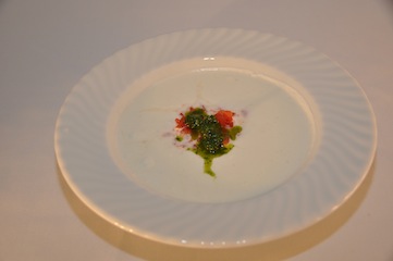 Kalte Mozarellasuppe mit Tomaten und Basilikumsauce