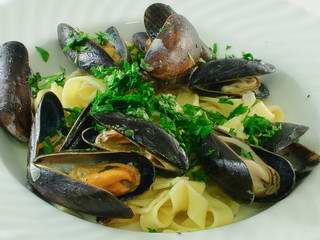 Pasta mit Muscheln und Sahnesauce