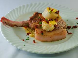 Iberico-Karrees mit Paprikagraupen und Chorizo-Mayonnaise