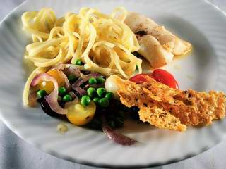 Rotbarben und Parmesan-Chips an Linguine 