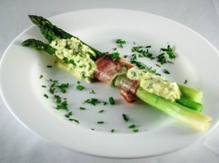 Grüne Spargelpäckchen mit Ei-Kräuter-Sauce   
