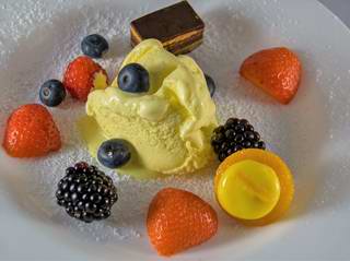 Vanilletraum mit Obst und französischem Gebäck  

