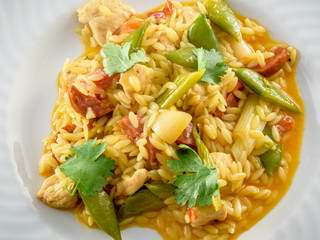 Nudel-Paella mit Chorizo und Huhn