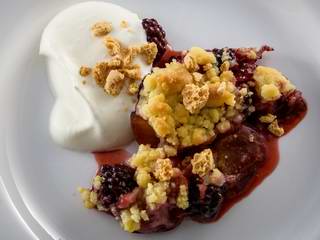 Brombeer-Zwetschgen-Crumble