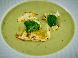 Bohnen-Creme-Suppe mit Mozzarella  