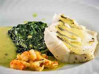 Zander mit Flusskrebsen auf Cremespinat und Parmesan