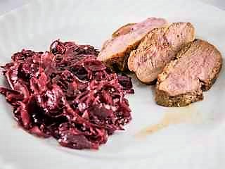 Entenbrust auf Aronia-Sauerkraut 