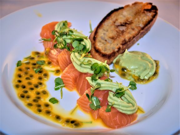 Lachs-Sashimi mit Avocado-Chili-Creme 