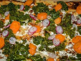 Flammkuchen mit Grünkohl, Möhren und Radieschen