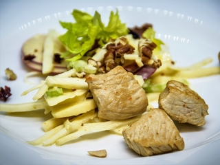 Waldorfsalat mit Putenbrust und Bitter-Dressing  