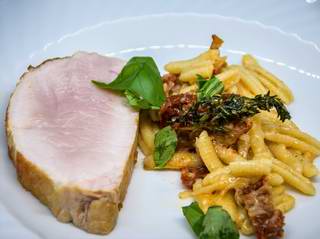 Duroc-Rücken mit Pecorino-Fregola 