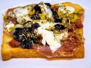 Toast mediterraneo  