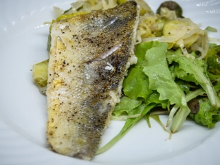 Gebratenes Zanderfilet mit Rosenkohl-Meerretich-Gemüse 