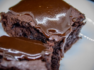 Guinness-Chocolate-Cake mit Guinness-Karamell-Sauce 