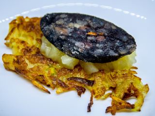 Rösti mit Apfelmus und Blutwurst 