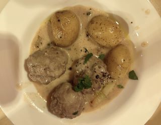 Königsberger Klopse mit Kohlrabi und Liebstöckel