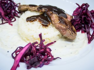 Sushi auf Hoisin-Filet und Trüffelcreme