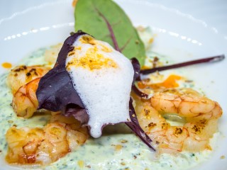 Garnelen auf Bärlauch-Feta-Creme mit Salat und Mandelschaum