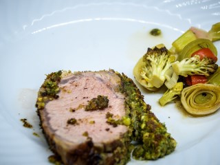 Kalbsrücken mit Noisette-Kruste und Frühlingsgemüse