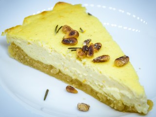 Ricotta-Tarte mit Orange und Pinienkernen