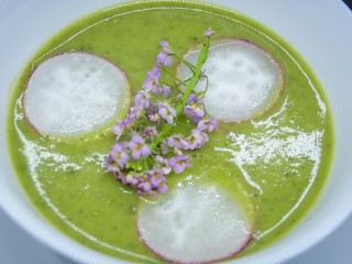 Bärlauch-Erbsen-Suppe mit Radieschen 